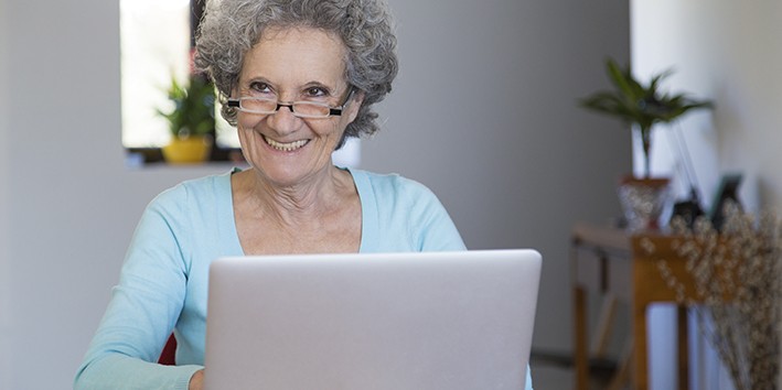 Imagen de una mujer mayor usando una computadora